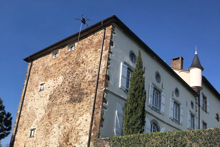Nettoyage et traitement par drone des murs en pierre - Maison Belzunce • M.M Drone Services